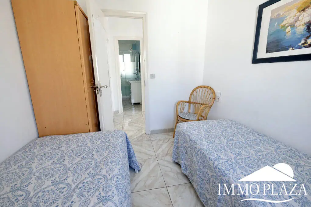 Three-sided house; 3 bedrooms, 2 bathrooms, garden with barbecue, parking, shops within walking distance!