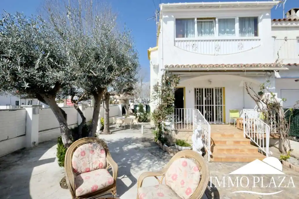 Three-sided house; 3 bedrooms, 2 bathrooms, garden with barbecue, parking, shops within walking distance!