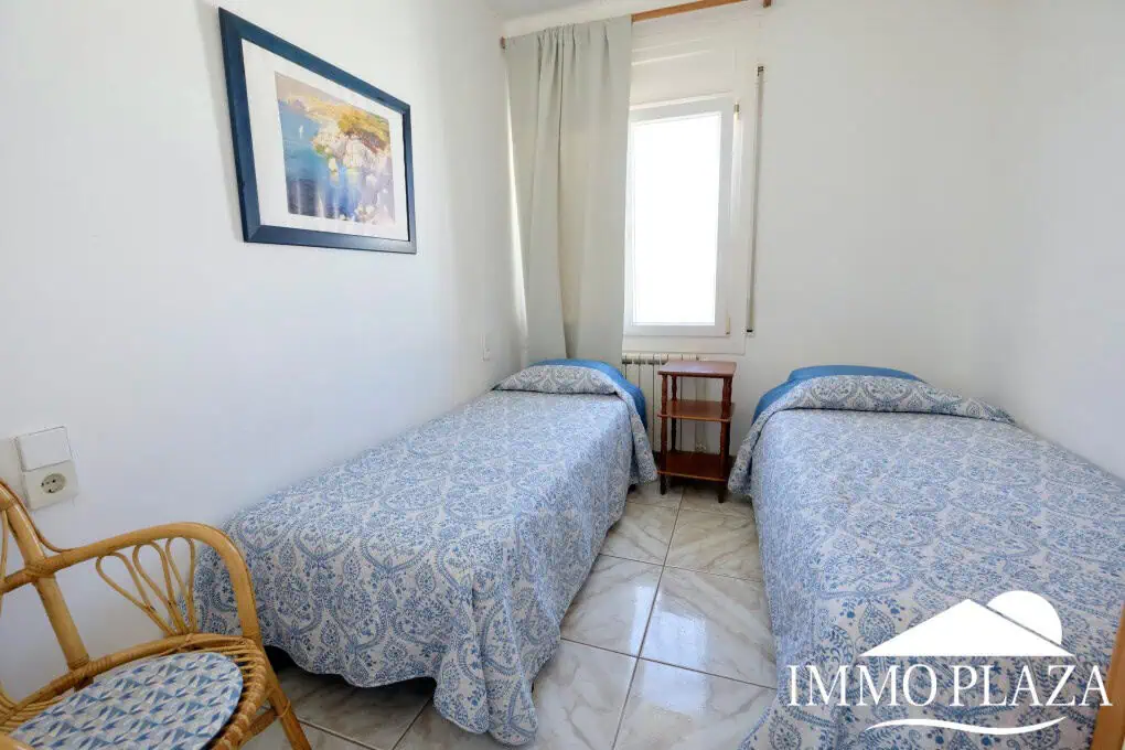 Three-sided house; 3 bedrooms, 2 bathrooms, garden with barbecue, parking, shops within walking distance!