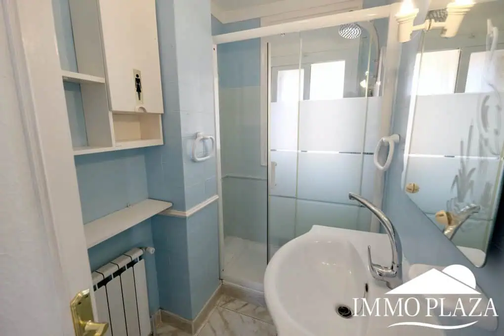 Three-sided house; 3 bedrooms, 2 bathrooms, garden with barbecue, parking, shops within walking distance!