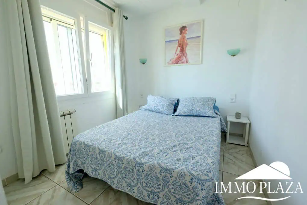 Three-sided house; 3 bedrooms, 2 bathrooms, garden with barbecue, parking, shops within walking distance!