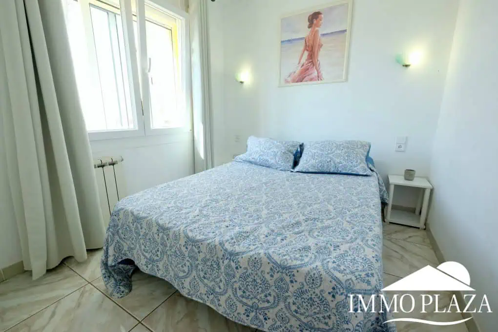 Three-sided house; 3 bedrooms, 2 bathrooms, garden with barbecue, parking, shops within walking distance!