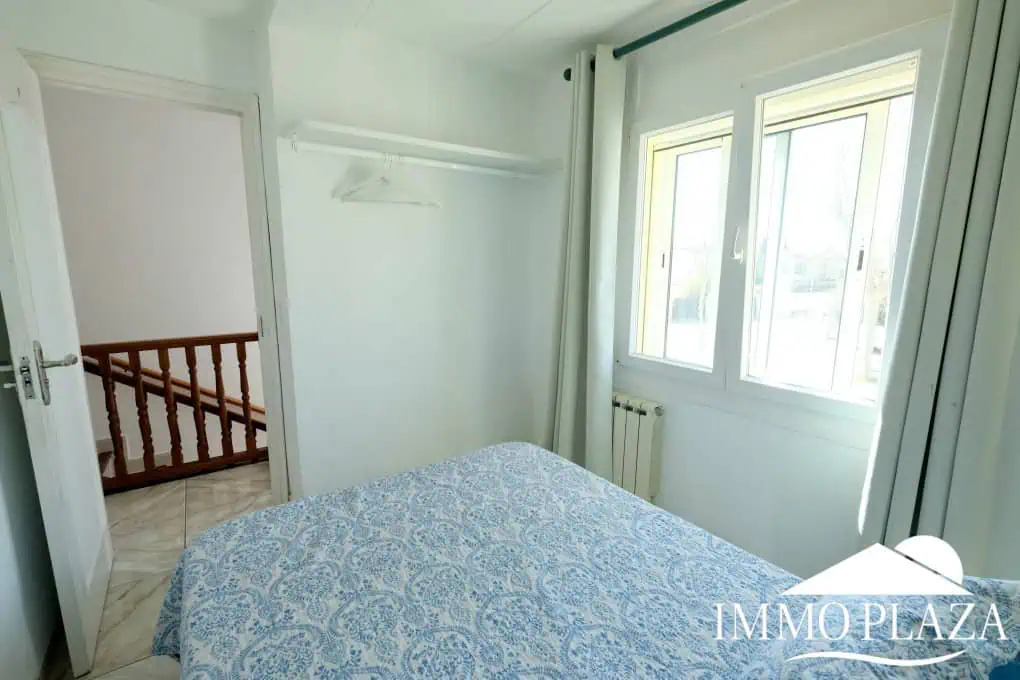 Three-sided house; 3 bedrooms, 2 bathrooms, garden with barbecue, parking, shops within walking distance!
