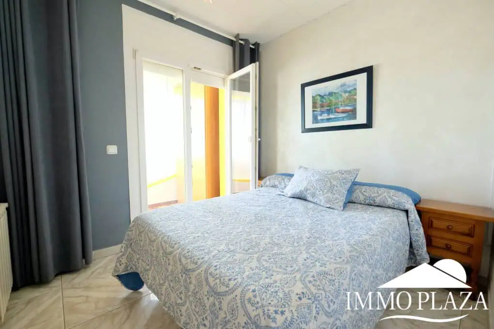 Three-sided house; 3 bedrooms, 2 bathrooms, garden with barbecue, parking, shops within walking distance!