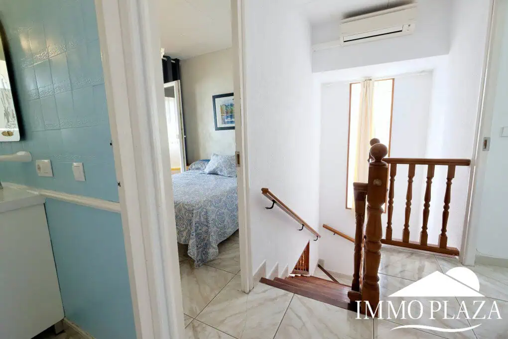 Three-sided house; 3 bedrooms, 2 bathrooms, garden with barbecue, parking, shops within walking distance!