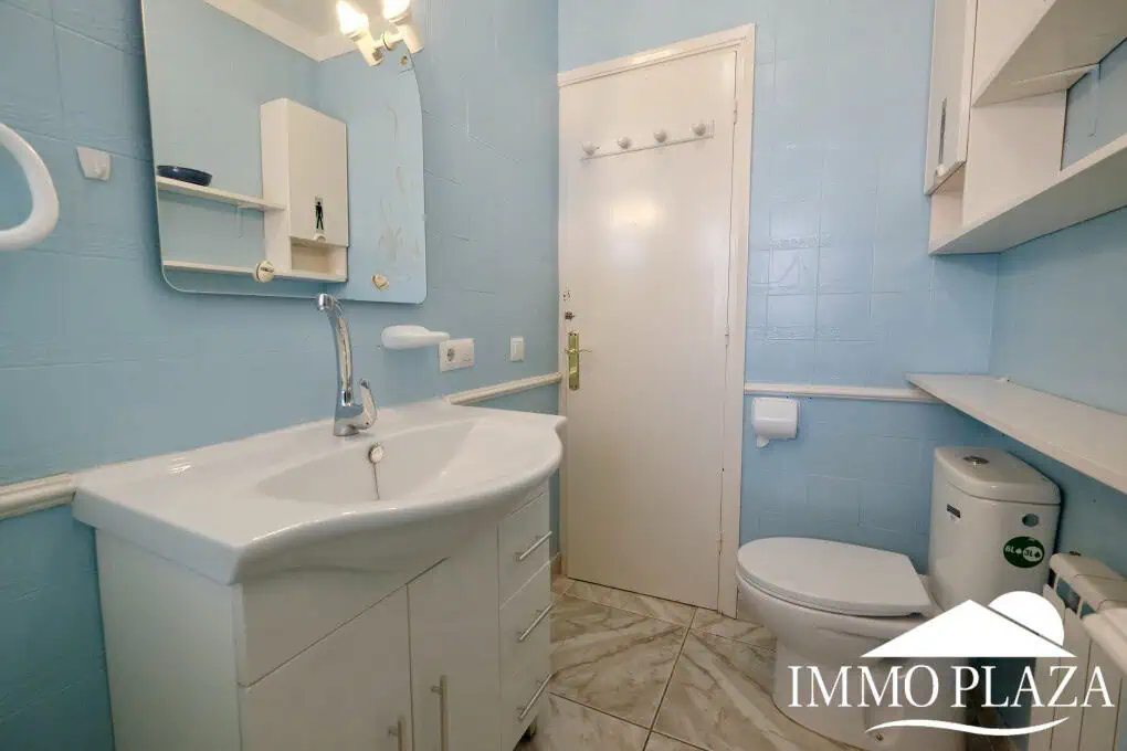Three-sided house; 3 bedrooms, 2 bathrooms, garden with barbecue, parking, shops within walking distance!