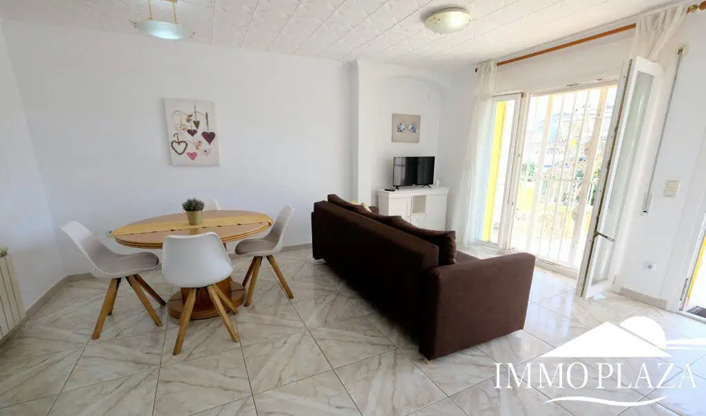 Three-sided house; 3 bedrooms, 2 bathrooms, garden with barbecue, parking, shops within walking distance!
