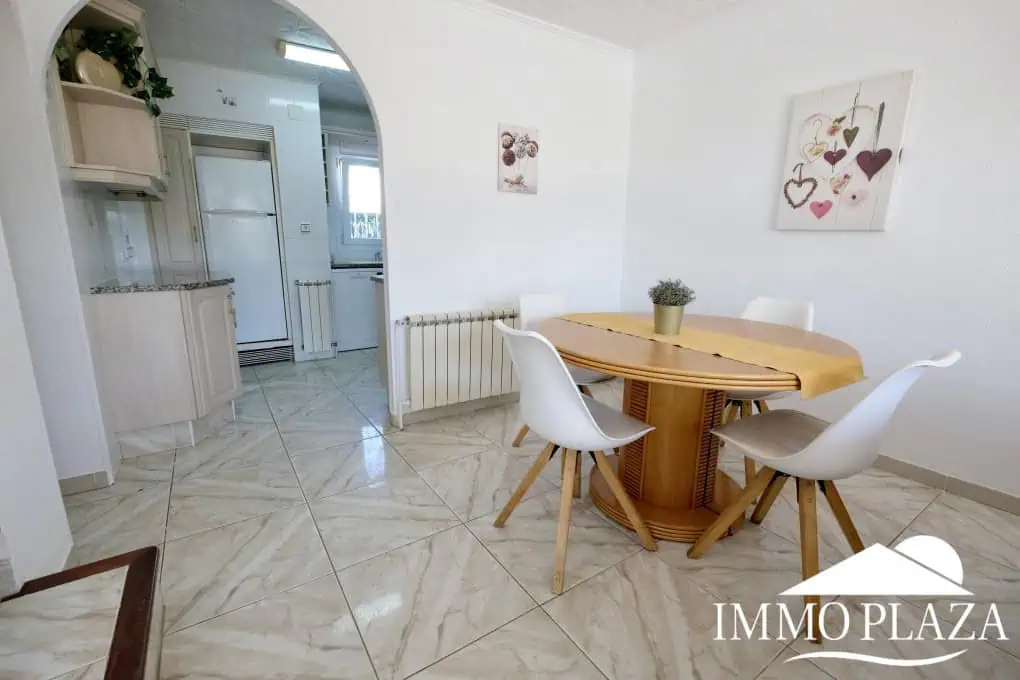 Three-sided house; 3 bedrooms, 2 bathrooms, garden with barbecue, parking, shops within walking distance!