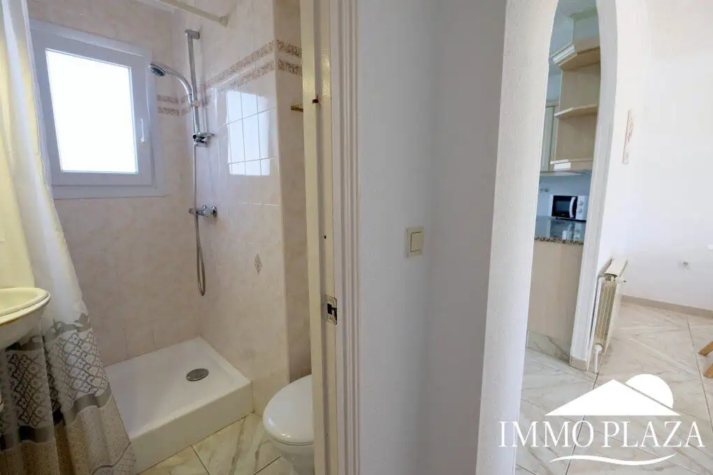 Three-sided house; 3 bedrooms, 2 bathrooms, garden with barbecue, parking, shops within walking distance!