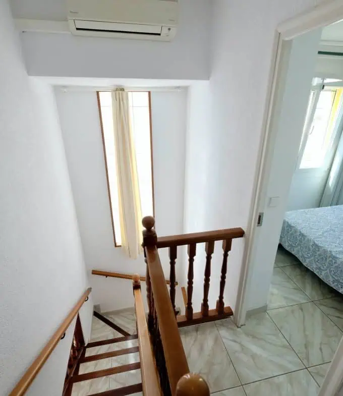 Three-sided house; 3 bedrooms, 2 bathrooms, garden with barbecue, parking, shops within walking distance!