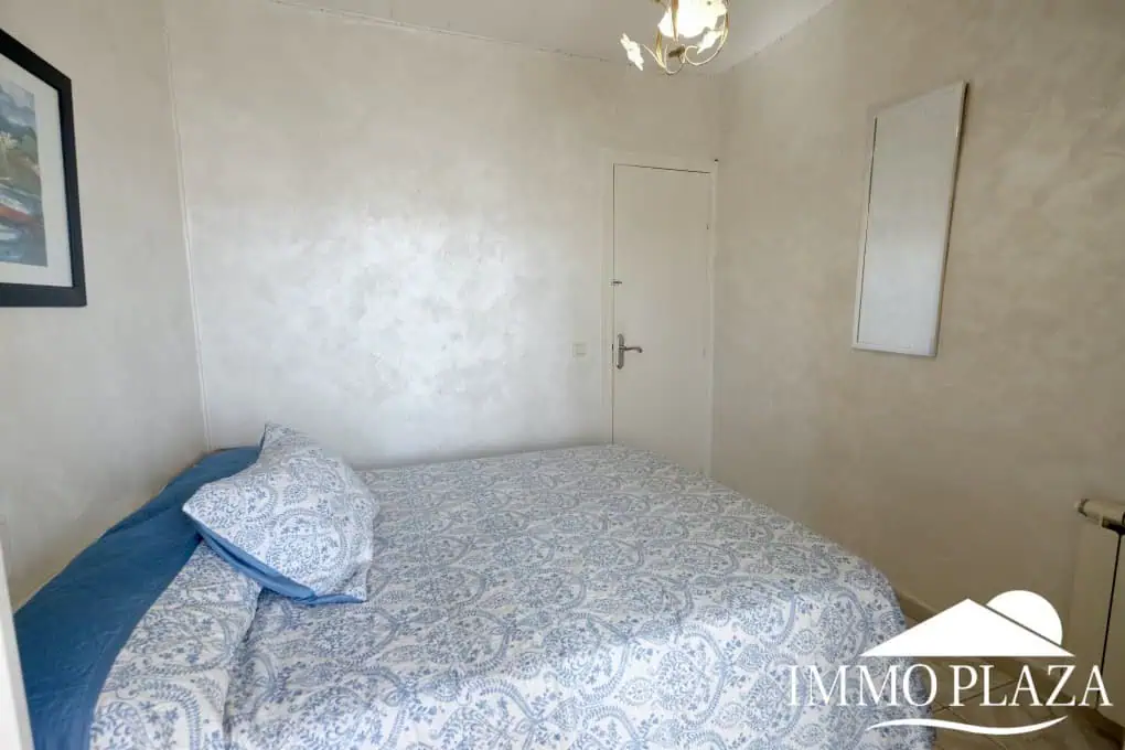 Three-sided house; 3 bedrooms, 2 bathrooms, garden with barbecue, parking, shops within walking distance!