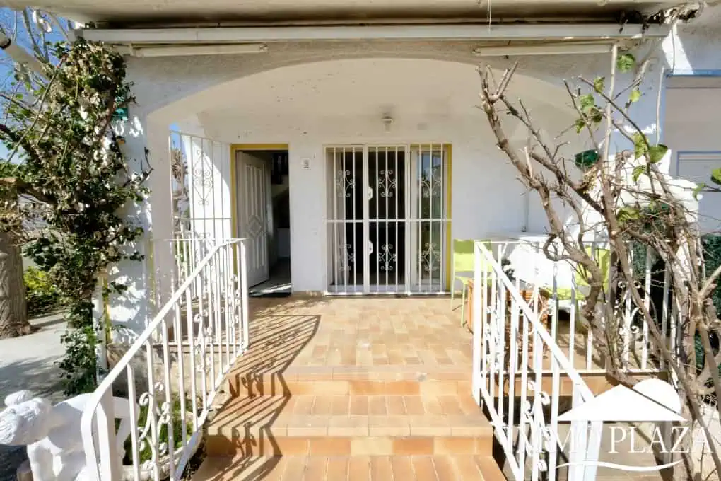 Three-sided house; 3 bedrooms, 2 bathrooms, garden with barbecue, parking, shops within walking distance!