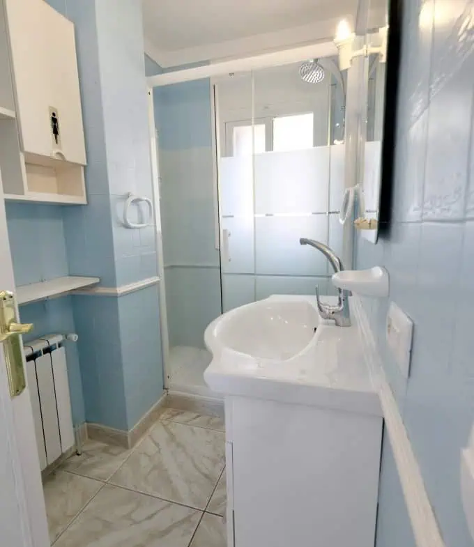 Three-sided house; 3 bedrooms, 2 bathrooms, garden with barbecue, parking, shops within walking distance!