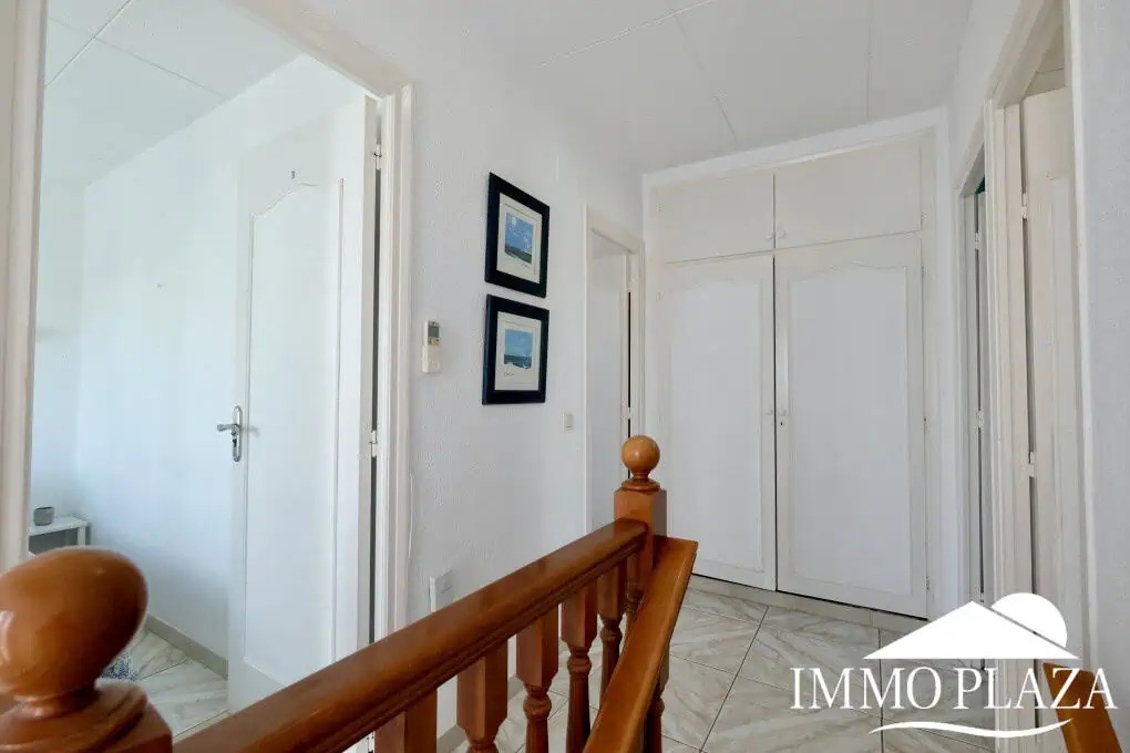 Three-sided house; 3 bedrooms, 2 bathrooms, garden with barbecue, parking, shops within walking distance!