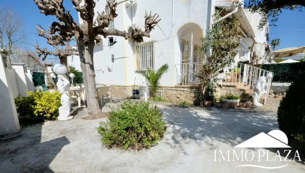 Three-sided house; 3 bedrooms, 2 bathrooms, garden with barbecue, parking, shops within walking distance!