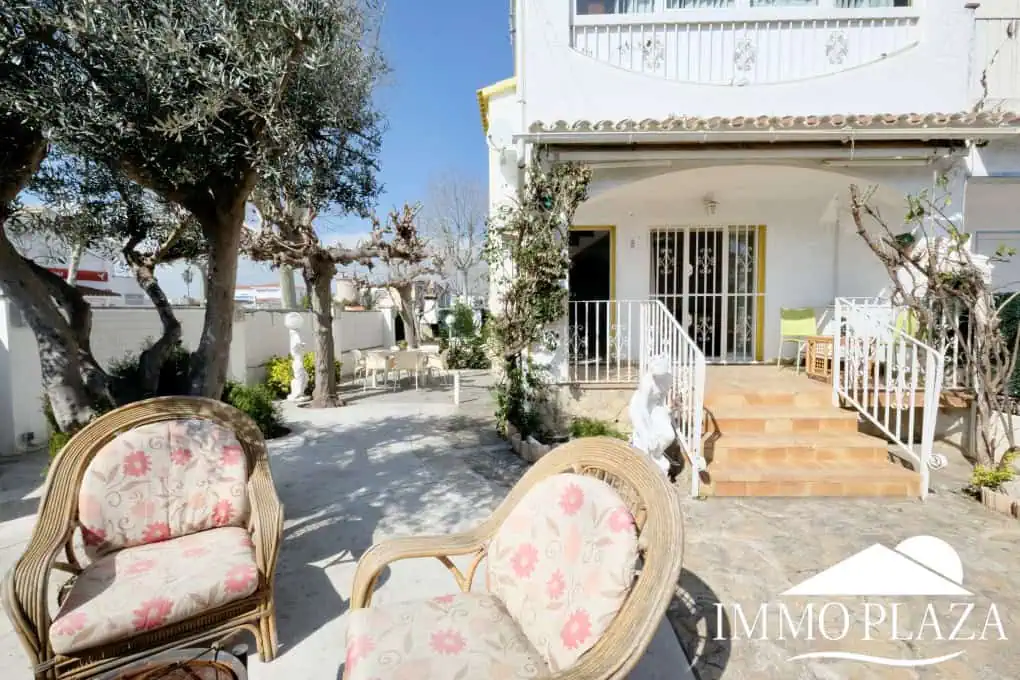 Three-sided house; 3 bedrooms, 2 bathrooms, garden with barbecue, parking, shops within walking distance!