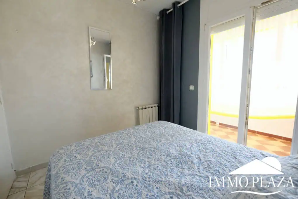 Three-sided house; 3 bedrooms, 2 bathrooms, garden with barbecue, parking, shops within walking distance!