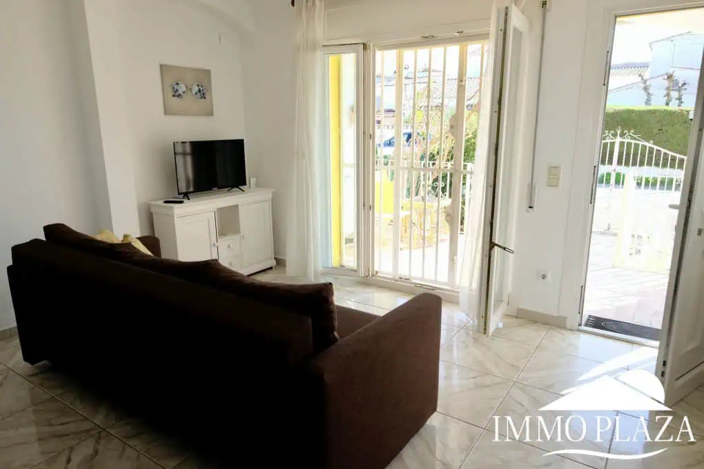 Three-sided house; 3 bedrooms, 2 bathrooms, garden with barbecue, parking, shops within walking distance!