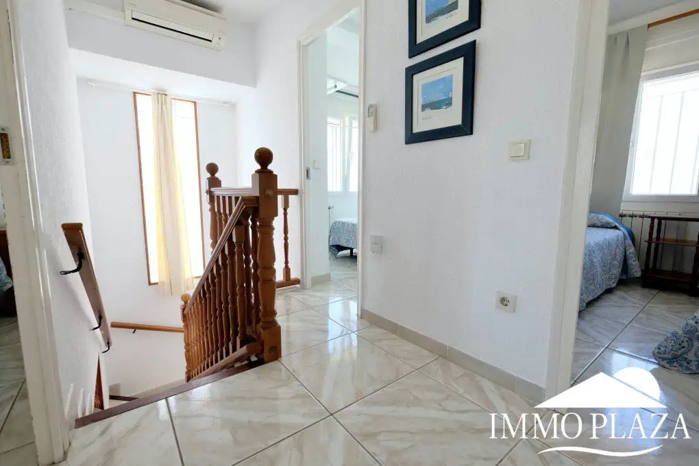 Three-sided house; 3 bedrooms, 2 bathrooms, garden with barbecue, parking, shops within walking distance!