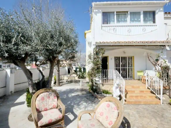 Three-sided house; 3 bedrooms, 2 bathrooms, garden with barbecue, parking, shops within walking distance!