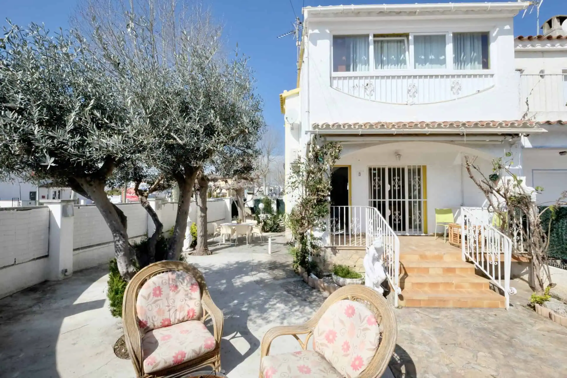13032026170459_662 Three-sided house; 3 bedrooms, 2 bathrooms, garden with barbecue, parking, shops within walking distance!
