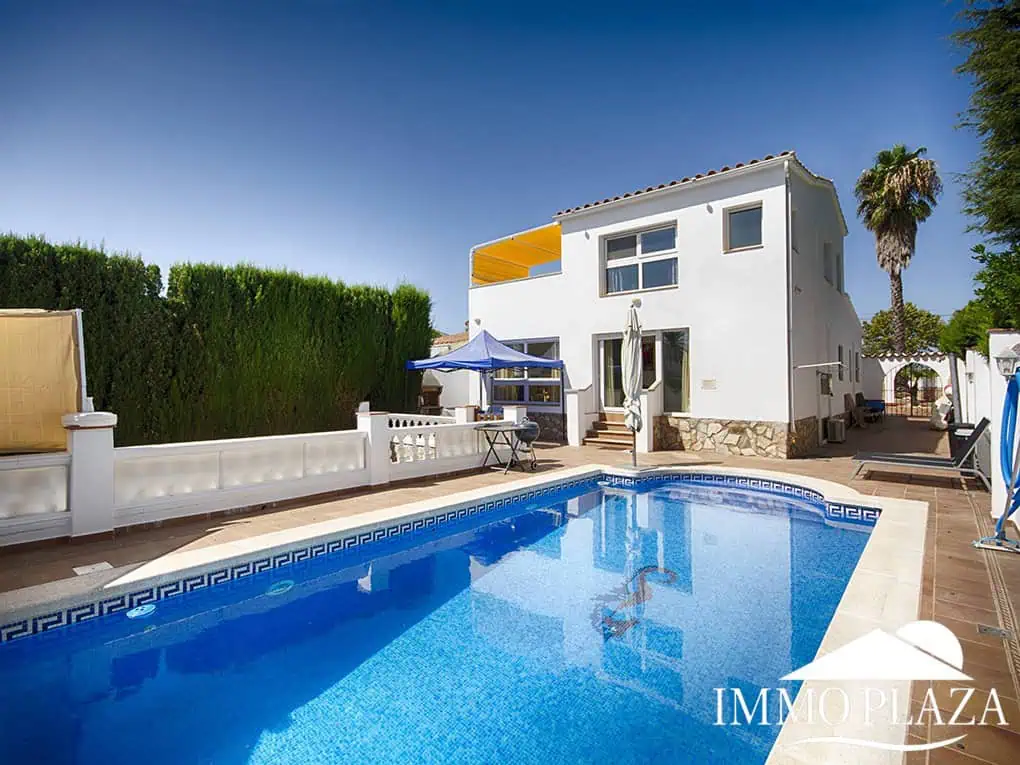 Magnífica villa en el gran canal, amarre de 12 m, orientación sur; 3 dormitorios, 2 baños, gran piscina, jardín, garaje