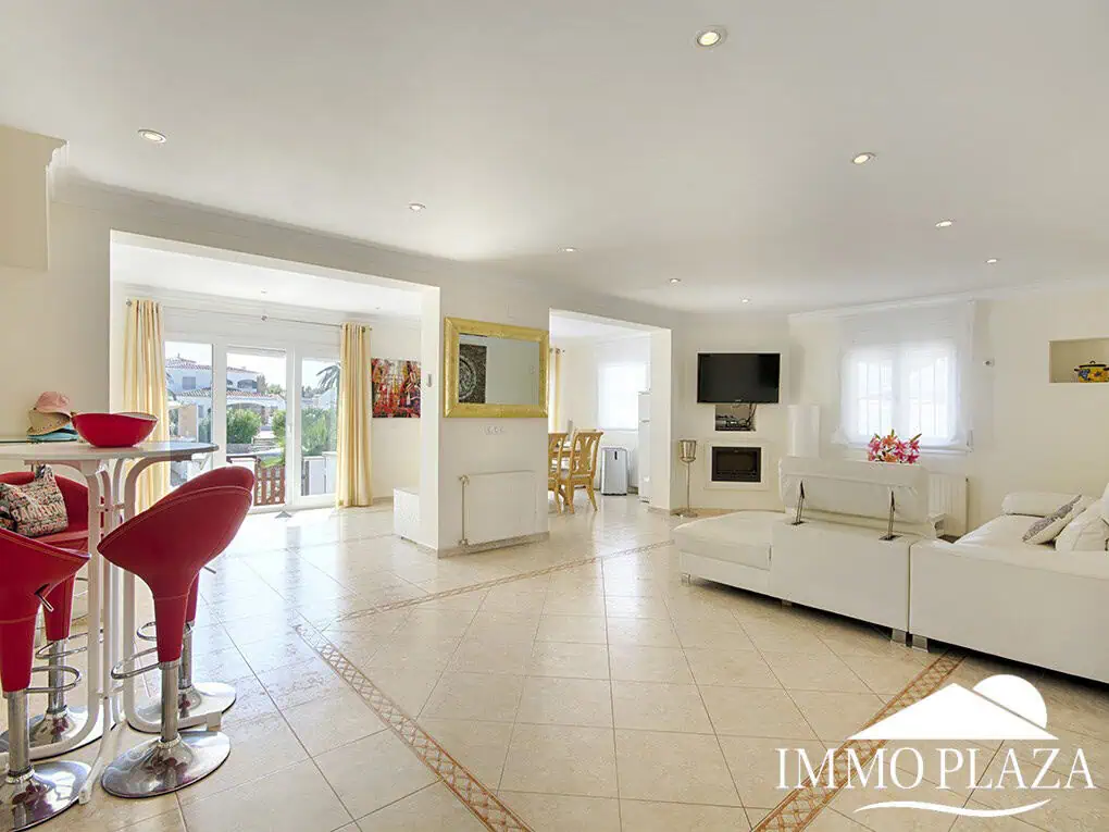 Magnífica villa en el gran canal, amarre de 12 m, orientación sur; 3 dormitorios, 2 baños, gran piscina, jardín, garaje