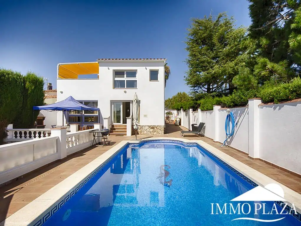 Magnífica villa en el gran canal, amarre de 12 m, orientación sur; 3 dormitorios, 2 baños, gran piscina, jardín, garaje