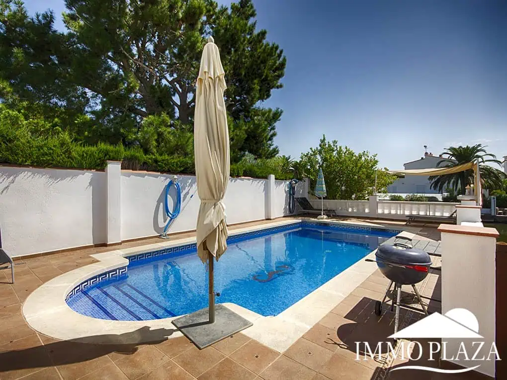 Magnífica villa en el gran canal, amarre de 12 m, orientación sur; 3 dormitorios, 2 baños, gran piscina, jardín, garaje