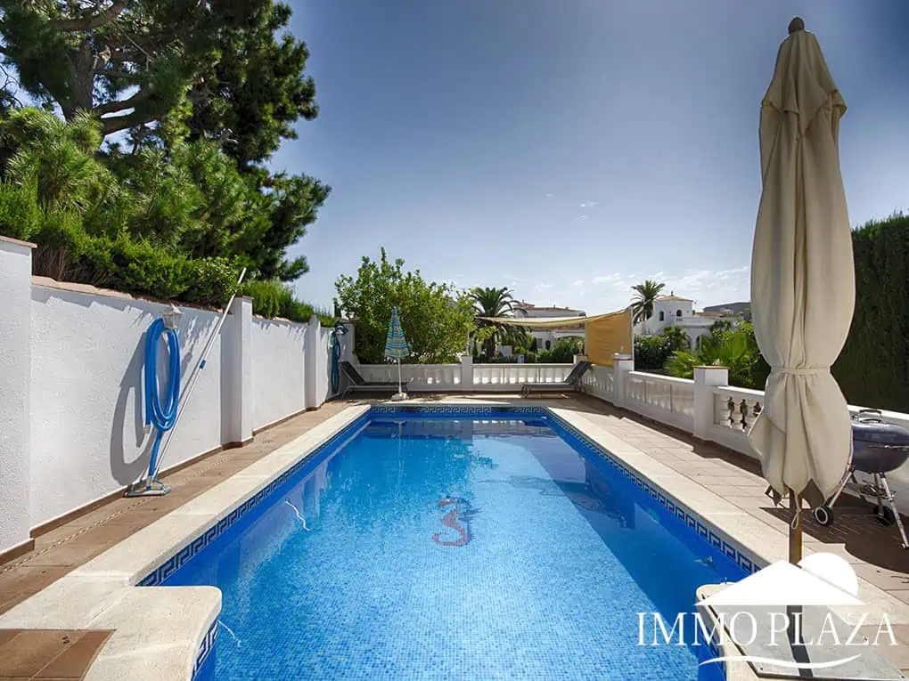 Magnífica villa en el gran canal, amarre de 12 m, orientación sur; 3 dormitorios, 2 baños, gran piscina, jardín, garaje