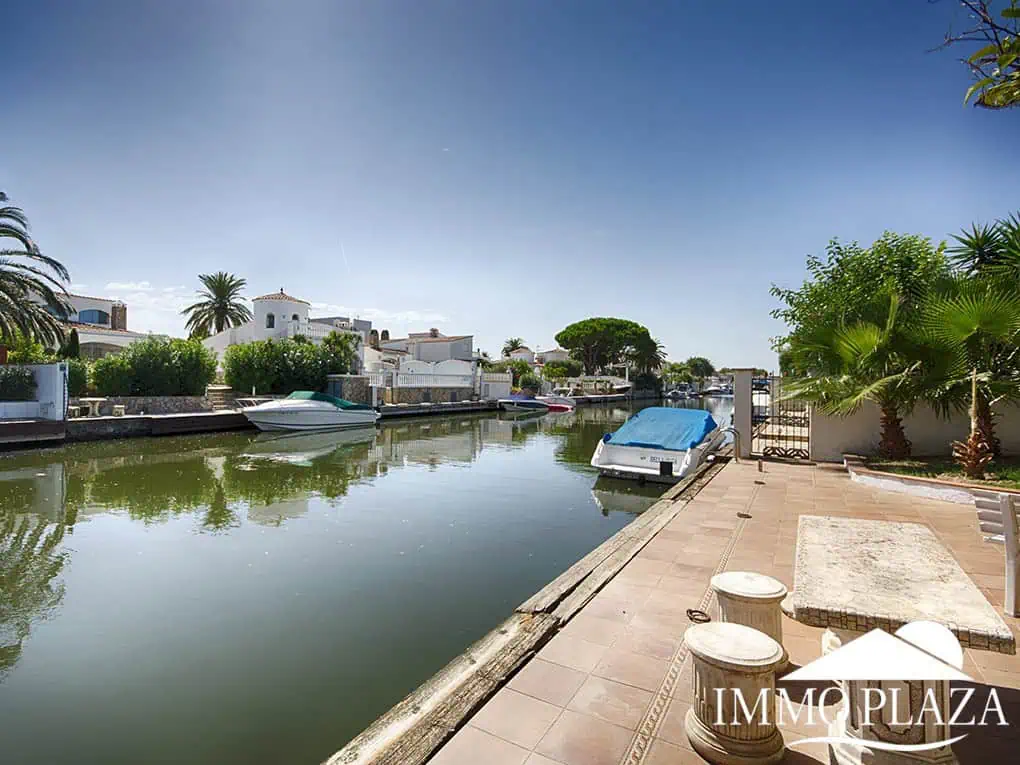 Magnífica villa en el gran canal, amarre de 12 m, orientación sur; 3 dormitorios, 2 baños, gran piscina, jardín, garaje