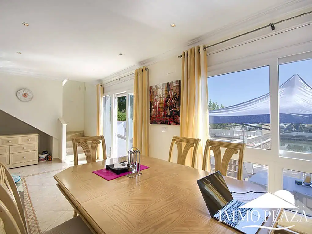 Magnífica villa en el gran canal, amarre de 12 m, orientación sur; 3 dormitorios, 2 baños, gran piscina, jardín, garaje