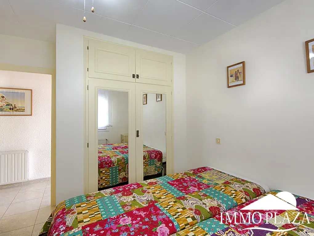 Magnífica villa en el gran canal, amarre de 12 m, orientación sur; 3 dormitorios, 2 baños, gran piscina, jardín, garaje