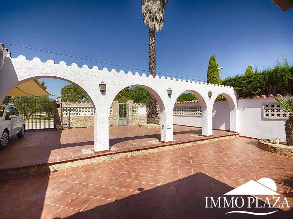 Magnífica villa en el gran canal, amarre de 12 m, orientación sur; 3 dormitorios, 2 baños, gran piscina, jardín, garaje
