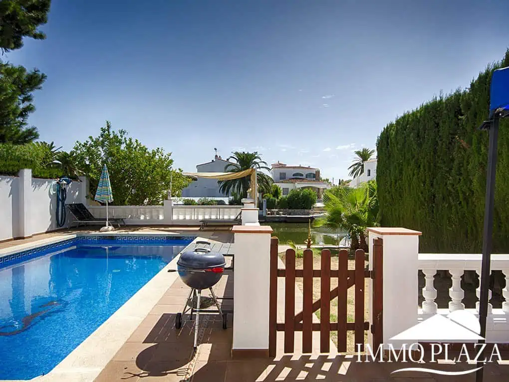 Magnífica villa en el gran canal, amarre de 12 m, orientación sur; 3 dormitorios, 2 baños, gran piscina, jardín, garaje
