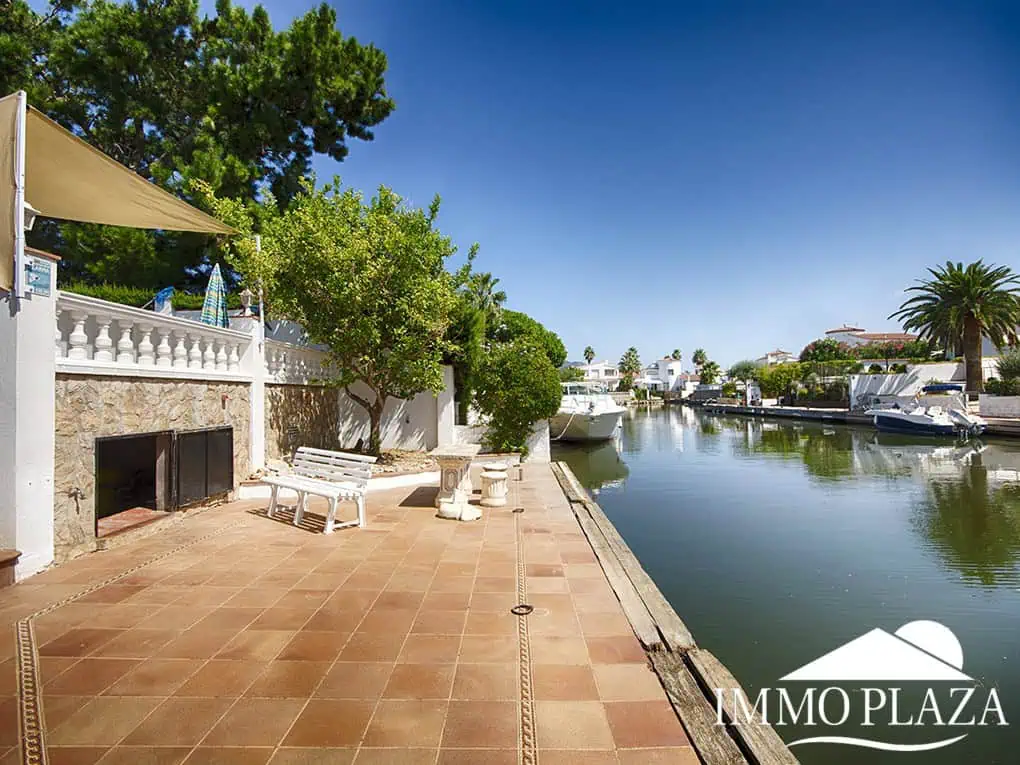 Magnífica villa en el gran canal, amarre de 12 m, orientación sur; 3 dormitorios, 2 baños, gran piscina, jardín, garaje