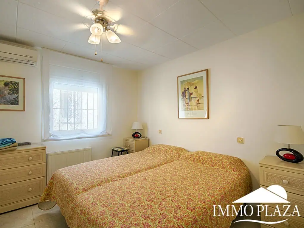 Magnífica villa en el gran canal, amarre de 12 m, orientación sur; 3 dormitorios, 2 baños, gran piscina, jardín, garaje