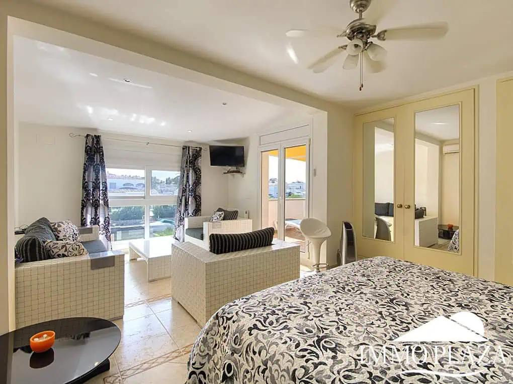 Magnífica villa en el gran canal, amarre de 12 m, orientación sur; 3 dormitorios, 2 baños, gran piscina, jardín, garaje