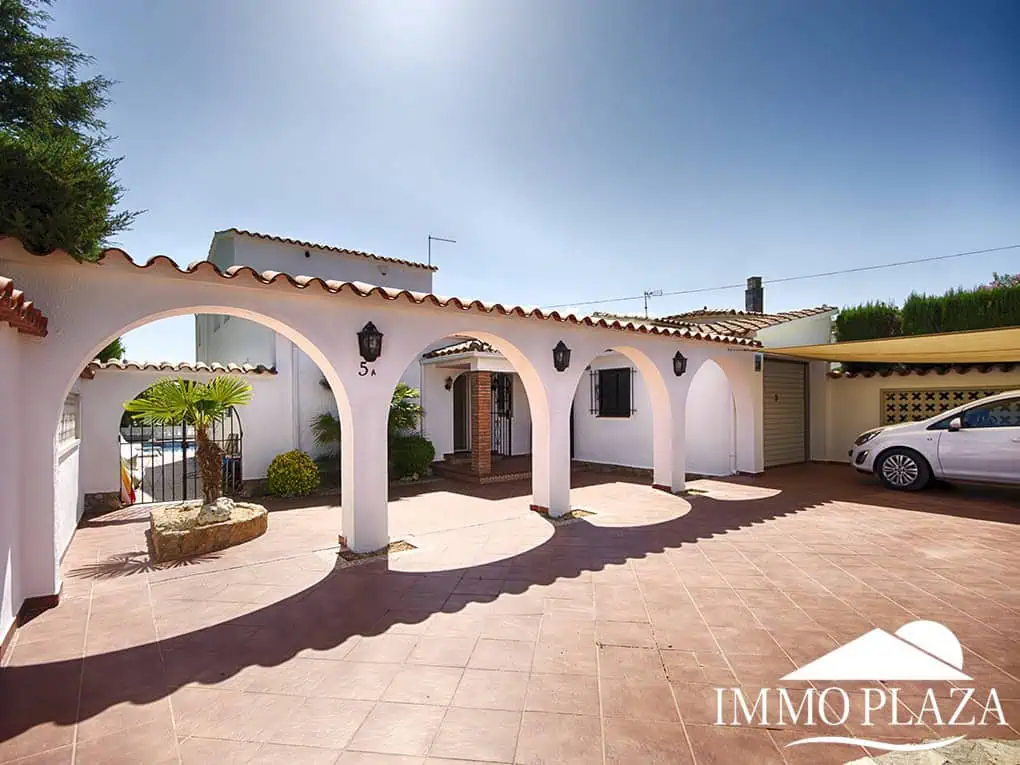 Magnífica villa en el gran canal, amarre de 12 m, orientación sur; 3 dormitorios, 2 baños, gran piscina, jardín, garaje