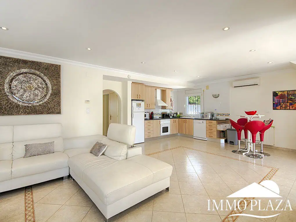 Magnífica villa en el gran canal, amarre de 12 m, orientación sur; 3 dormitorios, 2 baños, gran piscina, jardín, garaje