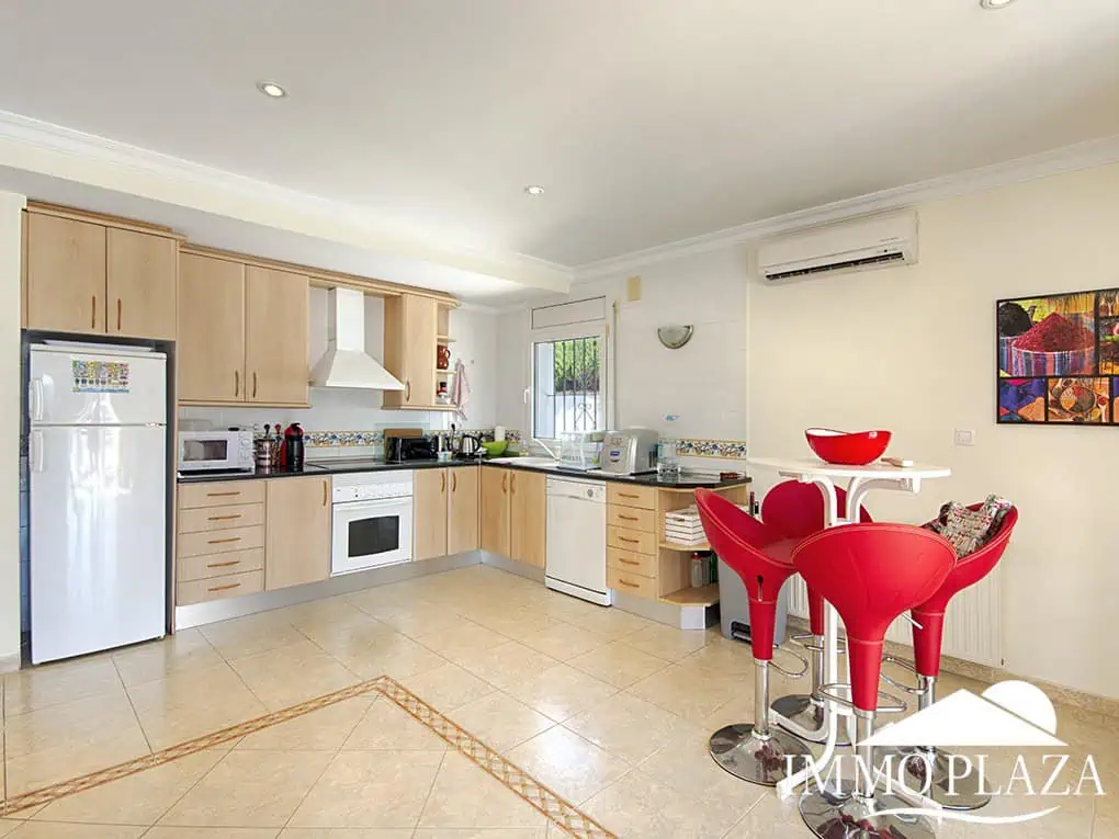 Magnífica villa en el gran canal, amarre de 12 m, orientación sur; 3 dormitorios, 2 baños, gran piscina, jardín, garaje