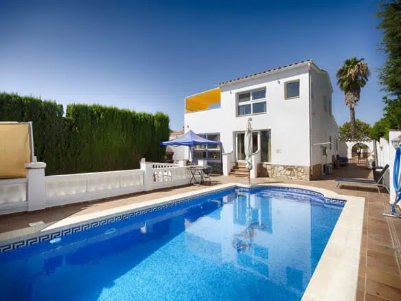 Superbe villa au grand canal, amarre de 12m, exposition sud; 3 chambres, 2 salles d’eau, grande piscine, jardin, garage