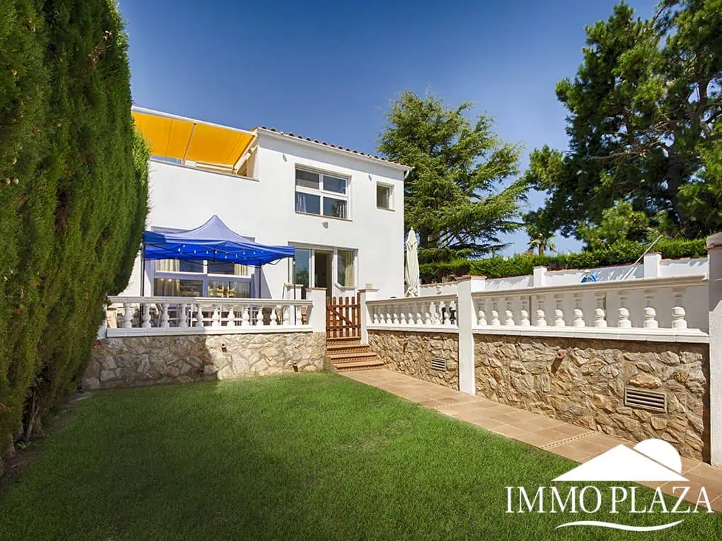 Magnífica villa en el gran canal, amarre de 12 m, orientación sur; 3 dormitorios, 2 baños, gran piscina, jardín, garaje