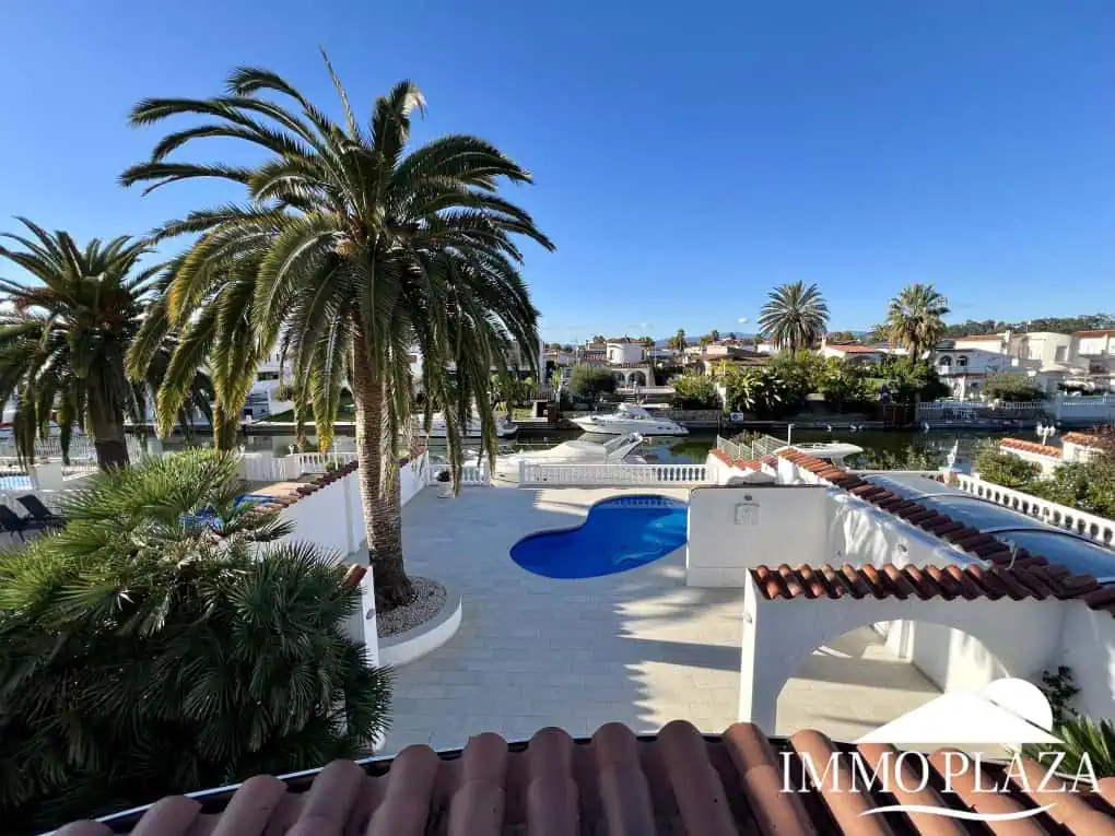 Villa with tower + apartment, wide canal; 4 beds, 3 baths, garage, pool + Tourist license!