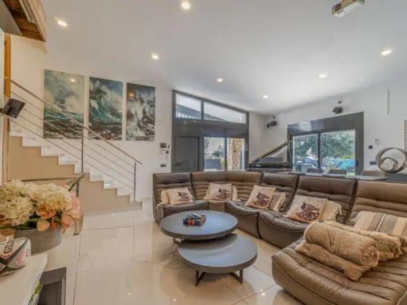 Large modern luxury villa; plot 840m2, 4 ensuite bedrooms, pool, garage, jacuzzi, summer kitchen and bar…..