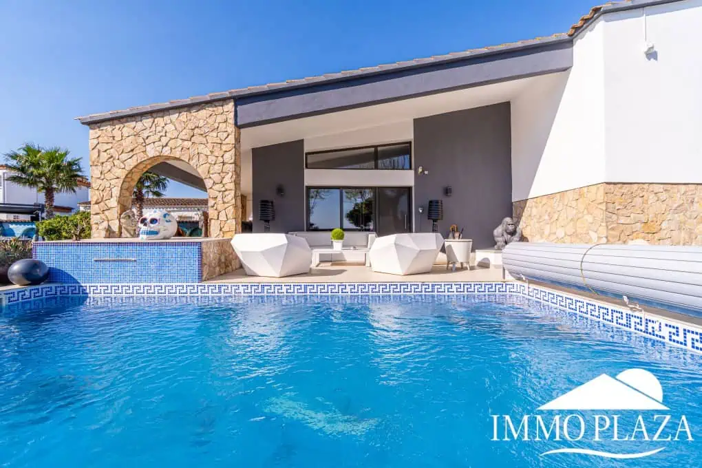Large modern luxury villa; plot 840m2, 4 ensuite bedrooms, pool, garage, jacuzzi, summer kitchen and bar…..