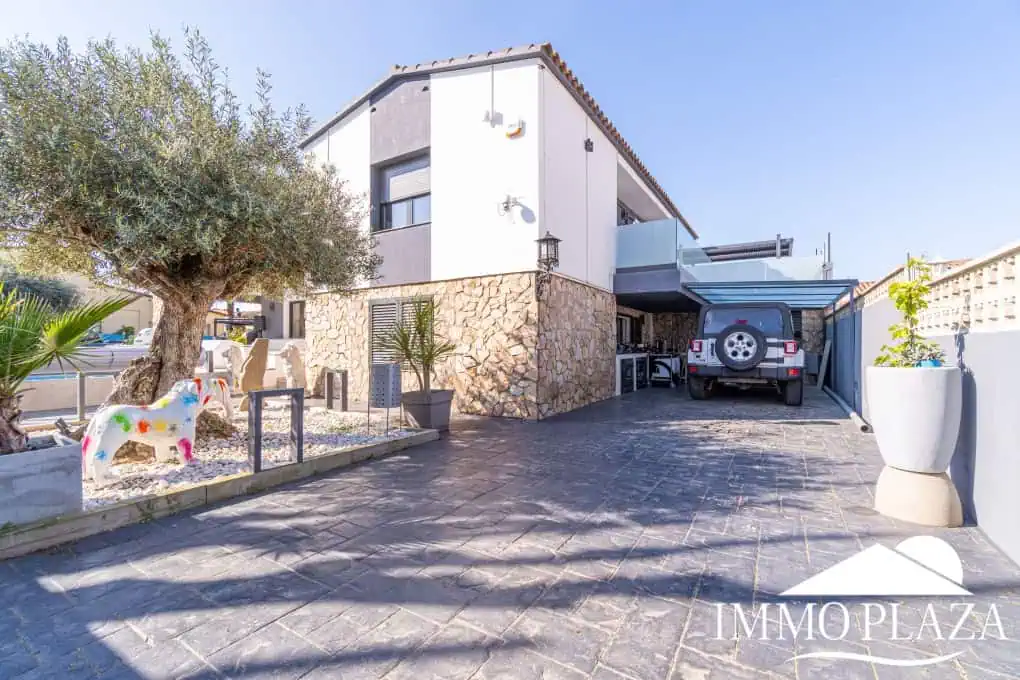 Large modern luxury villa; plot 840m2, 4 ensuite bedrooms, pool, garage, jacuzzi, summer kitchen and bar…..