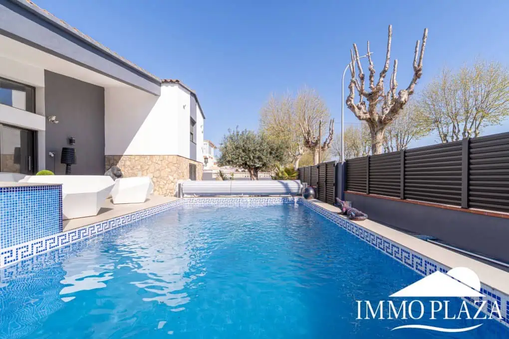Large modern luxury villa; plot 840m2, 4 ensuite bedrooms, pool, garage, jacuzzi, summer kitchen and bar…..