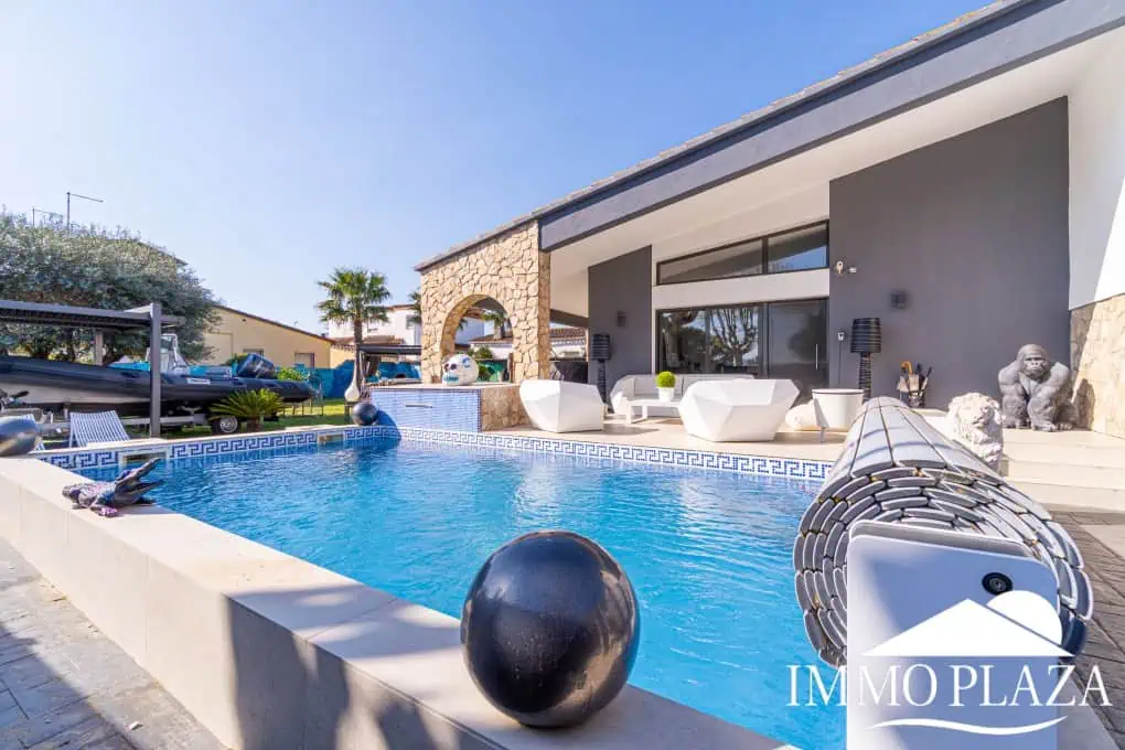 Large modern luxury villa; plot 840m2, 4 ensuite bedrooms, pool, garage, jacuzzi, summer kitchen and bar…..