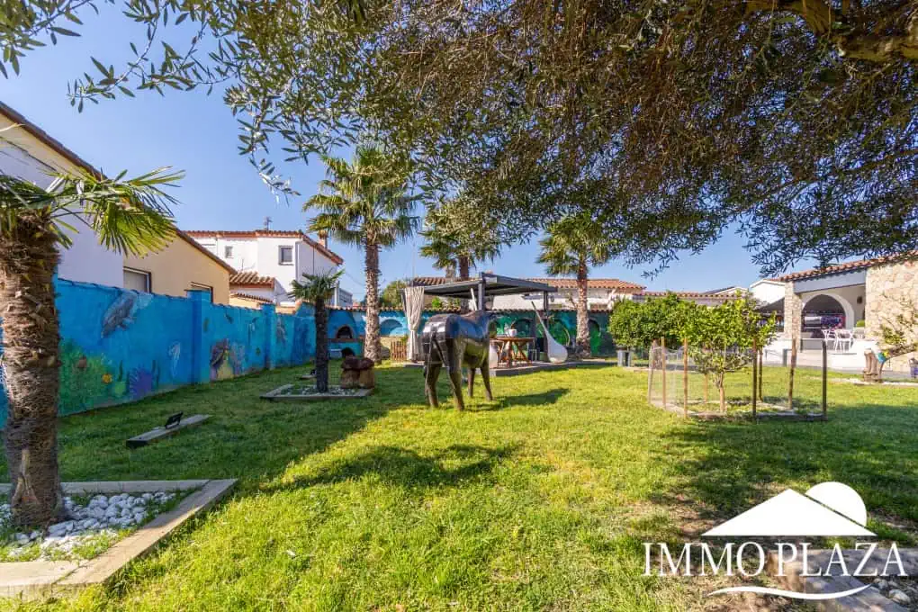 Large modern luxury villa; plot 840m2, 4 ensuite bedrooms, pool, garage, jacuzzi, summer kitchen and bar…..